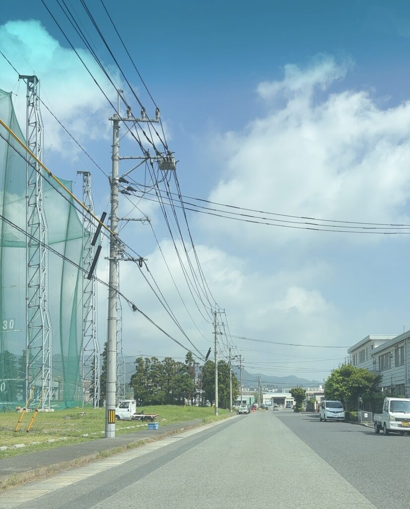 陸運局近くの道路風景。道路右手に予備検査トータルサポートの看板が見える方向へ進む道